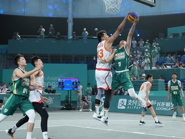 Zhou Yanxu (kiri, atas) dari China bertanding dalam laga basket 3X3 putra melawan Makau di Asian Games ke-19 di Hangzhou. (Foto: Xinhua)