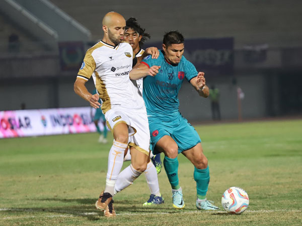 Penyerang Persita Tangerang, Ramiro Feregonzi di laga kontra Dewa United FC