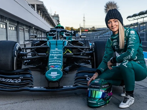 Pebalap wanita Jessica Hawkins jajal mobil Aston Martin.