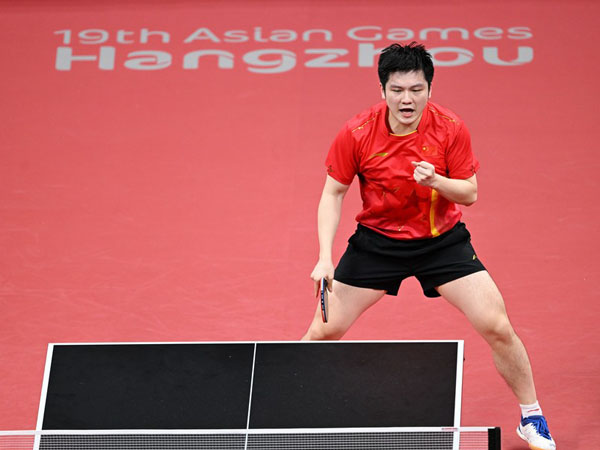 Fan Zhendong dari China bertanding dalam pertandingan tenis meja semifinal beregu putra melawan Chinesa Taipei di Asian Games Hangzhou. (Foto: Xinhua)