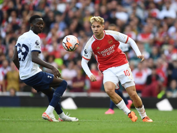 Emile Smith Rowe tidak mendapat banyak kesempatan di Arsenal