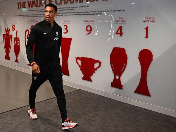 Jurgen Klopp Ragu Trent Alexander-Arnold Bisa Main Lawan Tottenham