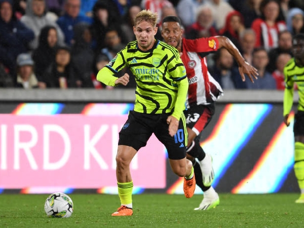 Emile Smith Rowe membantu Arsenal menyingkirkan Brentford di Carabao Cup