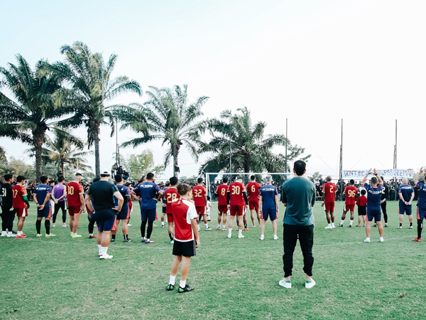 Dukungan suporter PSS Sleman untuk tim pada saat menjalani latihan