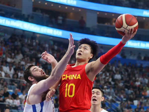 Zhao Rui dari China melakukan layup dalam pertandingan grup babak penyisihan putra melawan China Taipei di Asian Games Hangzhou. (Foto: Xinhua)