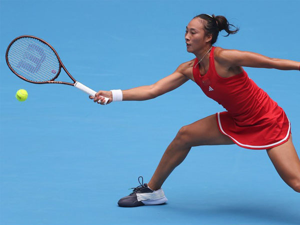 Zheng Qinwen dari China melakukan pukulan balik saat duel semifinal melawan Alex Eala dari Filipina di Asian Games Hangzhou. (Foto: Xinhua)