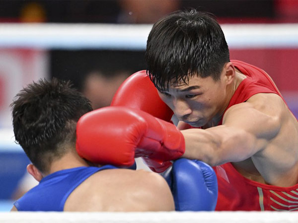 Petinju China Zhang Jiamao (kanan) beraksi dalam partai babak 16 besar melawan Nguyen Minh Cuong dari Vietnam di kelas 51kg putra di Asian Games Hangzhou. (Foto: Xinhua)