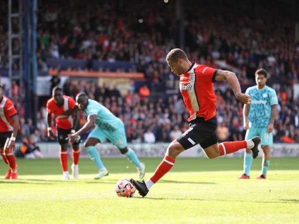 Salah Satu Keputusan Terburuk Wasit Musim Ini Adalah Penalti Luton Town