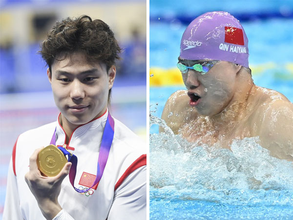 Qin Haiyang memamerkan medali emas setelah memenangi nomor 50 meter gaya dada putra di Asian Games Hangzhou. (Foto: Xinhua)