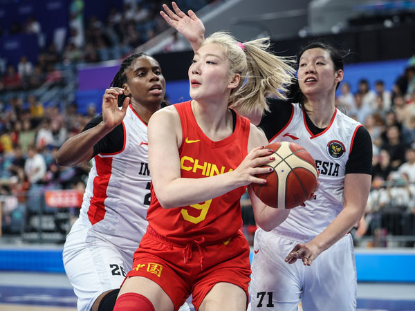 Li Meng (depan) dari China menghadapi penjagaan pemain Indonesia di pertandingan grup penyisihan bola basket putri di Asian Games Hangzhou. (Foto: Xinhua)