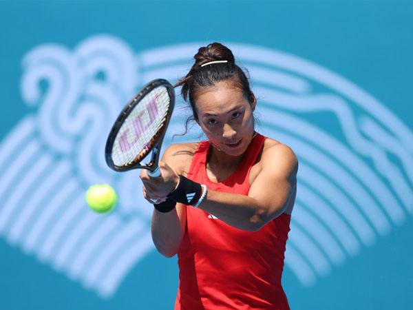 Zheng Qinwen dari China bertanding dalam final tunggal putri tenis melawan petenis China Zhu Lin di Asian Games Hangzhou. (Foto: Xinhua)