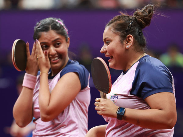 Sutirtha Mukherjee dan Ayhika Mukherjee berselebrasi setelah mengalahkan pasangan China di perempat final ganda putri di tenis meja Asian Games Hangzhou. (Foto: Xinhua)