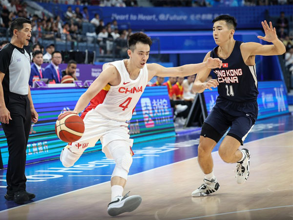 Zhao Jiwei (kiri) dari China menggiring bola saat pertandingan babak penyisihan grup bola basket putra melawan Hong Kong di Asian Games Hangzhou. (Foto: Xinhua)