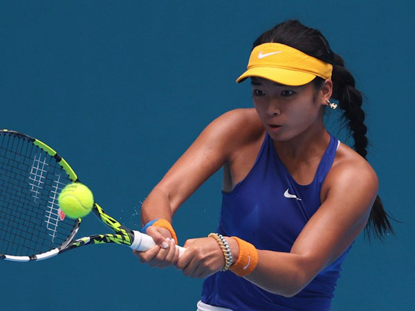 Alexandra Eala dari Filipina melakukan pukulan balik saat kalah di semifinal tunggal putri melawan Zheng Qinwen di Asian Games Hangzhou. (Foto: Xinhua)