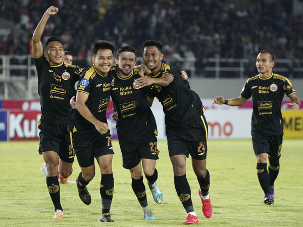 Para pemain Persija Jakarta merayakan gol ke gawang Persis Solo