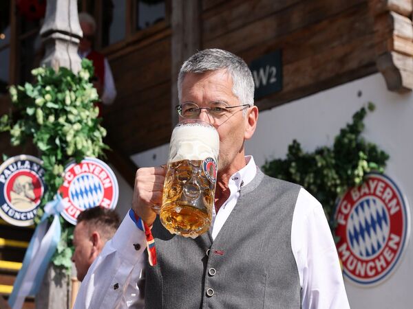 Presiden Bayern Muenchen yaitu Herbert Hainer, mengatakan jika harga beli Harry Kane sebenarnya tak sampai menyentuh angka 100 juta Euro / via AFP