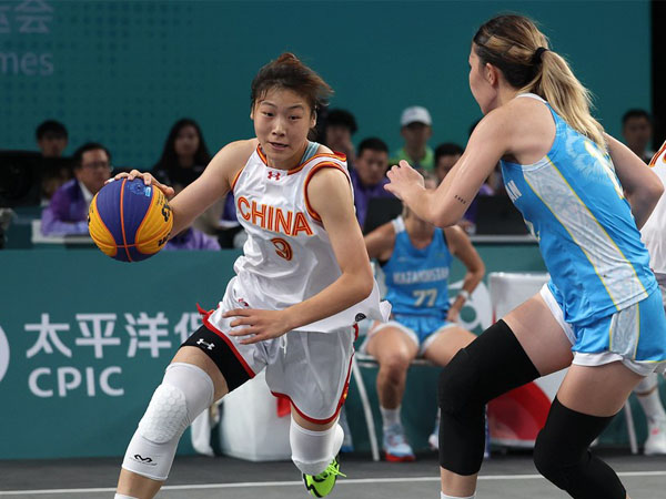 Wang Jiahui (kiri) dari China menggiring bola saat perempat final bola basket 3x3 putri melawan Kazakhstan di Asian Games Hangzhou. (Foto: Xinhua)