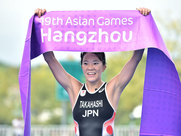 Yuko Takahashi merayakan kemenangannya setelah menjuarai kompetisi triathlon putri di Asian Games Hangzhou. (Foto: Instagram)