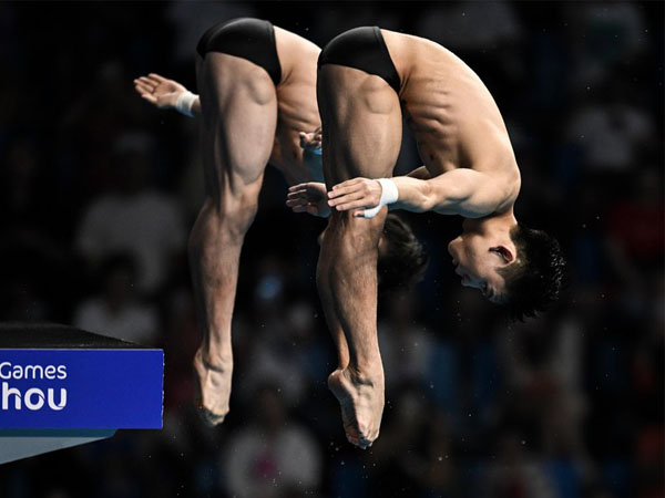 Yang Hao/Lian Junjie dari China bertanding di final menara 10 meter sinkronisasi putra di Asian Games Hangzhou. (Foto: Xinhua)
