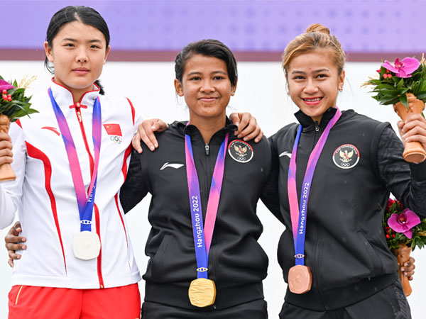 Peraih medali emas Amellya Nur Sifa (tengah) dari Indoensia, peraih perak Gu Quanquan (kiri) dari China dan peraih perunggu Jasmine Azzahra Setyobudi dari Indonesia berpose usai upacara penganugerahan medali balap sepeda BMX putri di Asian Games Hangzhiou