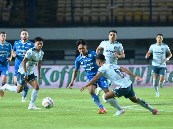 Beckham Putra Nugraha ketika dikawal pemain Persita