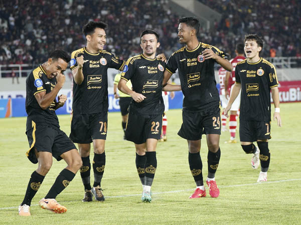 Pemain asal Filipina, Oliver Bias merayakan gol debut untuk Persija Jakarta