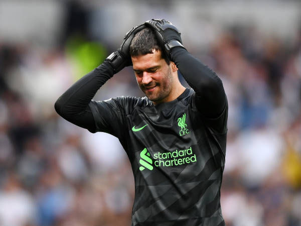 Perlakukan Pemain Liverpool Seperti Tahanan, Alisson Becker Kritik Wasit