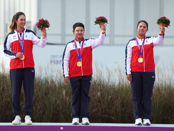 Tim golf putri Thailand (dari ki-kia) Eila Galitsky, Kongkraphan Patcharajutar, Yubol Arpichaya, berdiri di podium setelah memenangi nomor beregu di Asian Games Hangzhou. (Foto: Xinhua)
