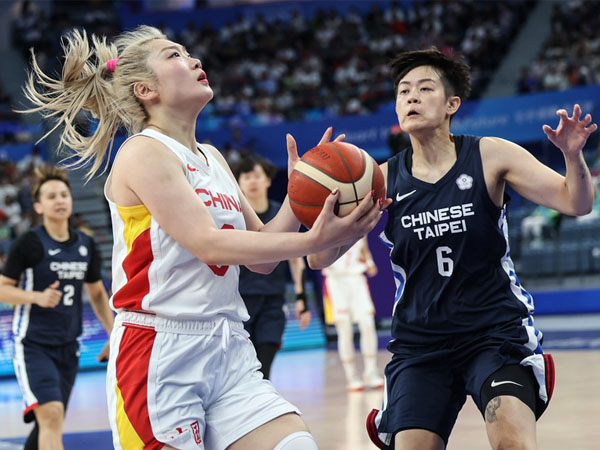 Li Meng (kiri) dari China bertanding dalam perempat final bola basket putri melawan China Taipei di Asian Games Hangzhou. (Foto: Xinhua)