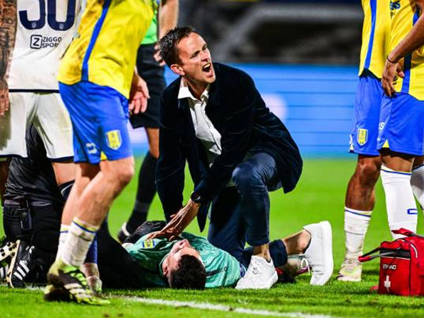 Bertabrakan Dengan Striker Ajax, Bagaimana Kondisi Kiper Etienne Vaessen?