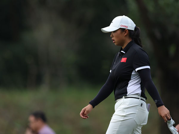 Yin Ruoning dari China bereaksi dalam pertandingan golf beregu putri di Asian Games Hangzhou. (Foto: Xinhua)