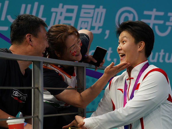 Wan Jiyuan merayakan dengan kedua orangtuanya setelah memenangkan final bola basket 3x3 putri Asian Games Hangzhou. (Foto: Xinhua)