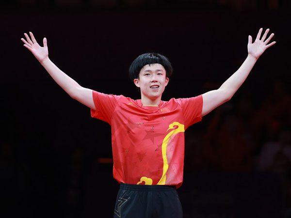 Wang Chuqin melakukan selebrasi setelah memenangi nomor tunggal putra tenis meja Asian Games Hangzhou. (Foto: Xinhua)