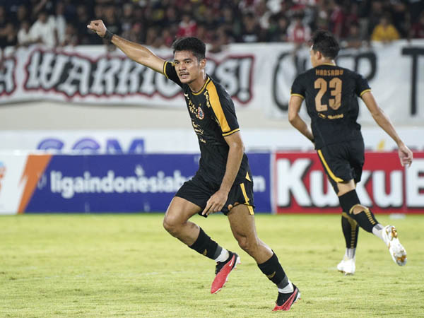 Penyerang Persija Jakarta, Aji Kusuma merayakan gol debut musim ini