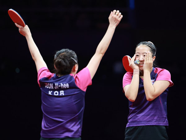 Jeon Ji-hee (kiri) dan Shin Yu-bin dari Korea Selatan merayakan kemenangan di final ganda putri tenis meja Asian Games Hangzhou. (Foto: Xinhua)