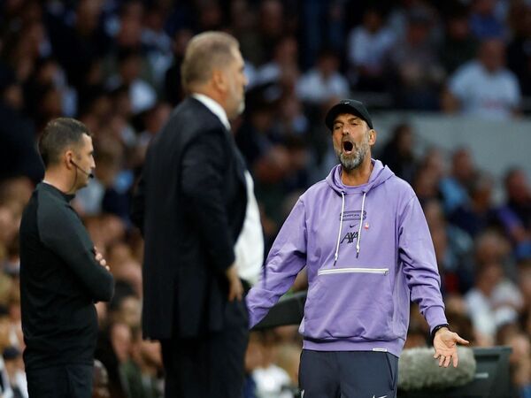Masih protes dengan keputusan kontroversial VAR, Jurgen Klopp meminta laga Liverpool vs Tottenham Hotspur bisa diulang oleh otoritas Premier League / via Getty Images