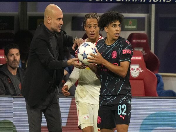 Rico Lewis dipuji sebagai pemain dengan kualitas lengkap oleh Pep Guardiola, usai Manchester City menang 3-1 atas RB Leipzig di matchday kedua UCL (5/10) / via Getty Images