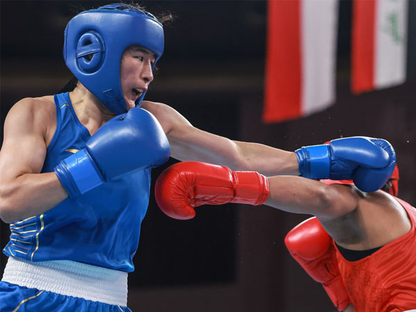 Li Qian (kiri) dari China bertanding dalam final tinju kelas 75kg putri di Asian Games Hangzhou. (Foto: Xinhua)