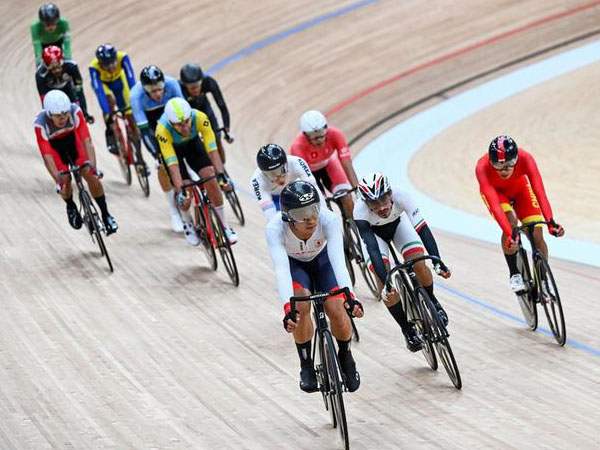 Para atlet, termasuk Fomovskiy yang gagal tes doping, tampil dalam nomor omnium putra di Asian Games Hangzhou pada 28 September 2023. (Foto: Xinhua)