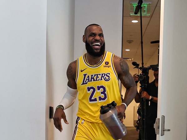 LeBron James tidak akan bermain di seluruh laga pramusim Lakers.