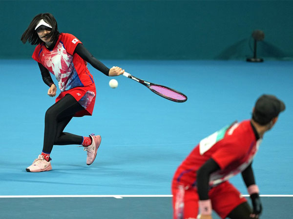 Toshiki Uematsu (kanan) dan Noa Takahashi dari Jepang bertanding dalam final ganda campuran soft tennis di Asian Games Hangzhou. (Foto: Xinhua)