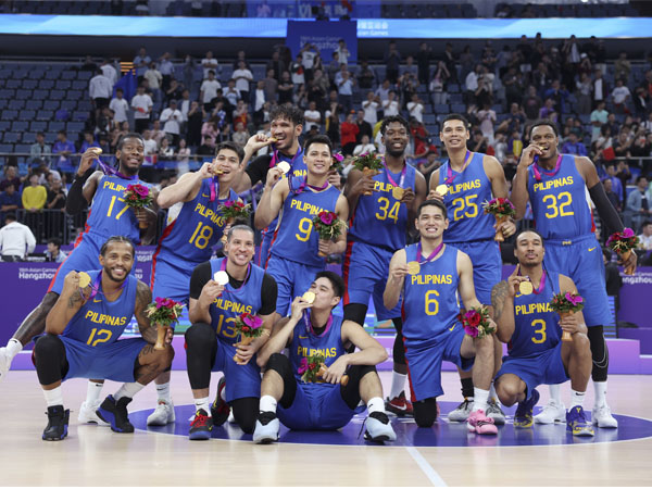 Para pemain Filipina berpose dengan medali emas mereka setelah memenangi final bola bakset putra Asian Games Hangzhou. (Foto: Xinhua)