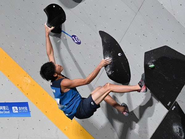 Sorato Anraku dari Jepang beraksi dalam final boulder dan lead putra di Asian Games Hangzhou. (Foto: Xinhua)