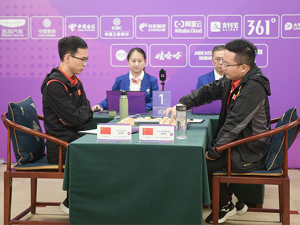 Zhao Xinxin (kiri) dan Zheng Weitong dari China beraksi dalam final Xiangqi perorangan putra di Asian Games. (Foto: Xinhua)