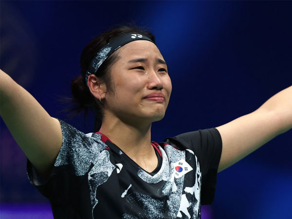 An Se-young dari Korea Selatan meneteskan air mata setelah memenangkan medali emas tunggal putri bulu tangkis di Asian Games Hangzhou. (Foto: Xinhua)