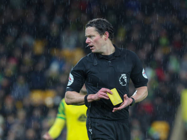 Darren England Takkan Dilibatkan Lagi di Semua Pertandingan Sisa Liverpool