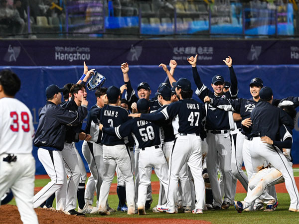 Para pemain Korea Selatan berselebrasi saat memenangi final bisbol melawan China Taipei di Asian Games Hangzhou. (Foto: Xinhua)