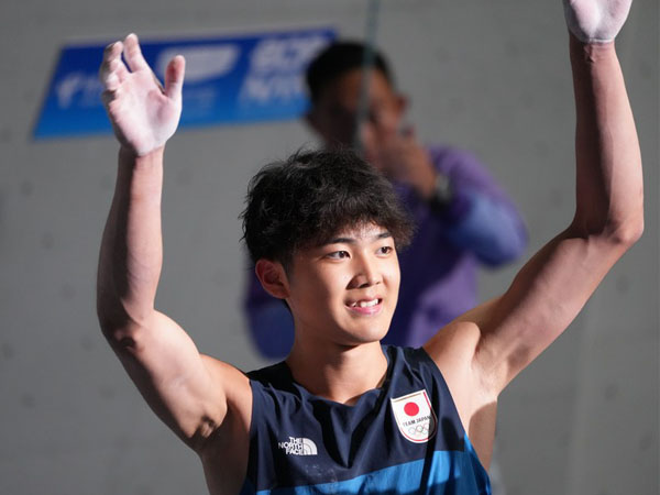 Sorato Anraku menyapa para penonton setelah kemenangannya di Asian Games Hangzhou. (Foto: Xinhua)