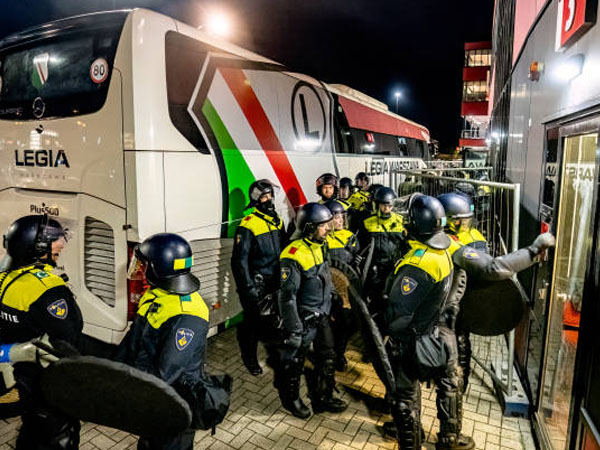 Dua Pemain Legia Warsawa Ditangkap Polisi Belanda, Warga Polandia Marah