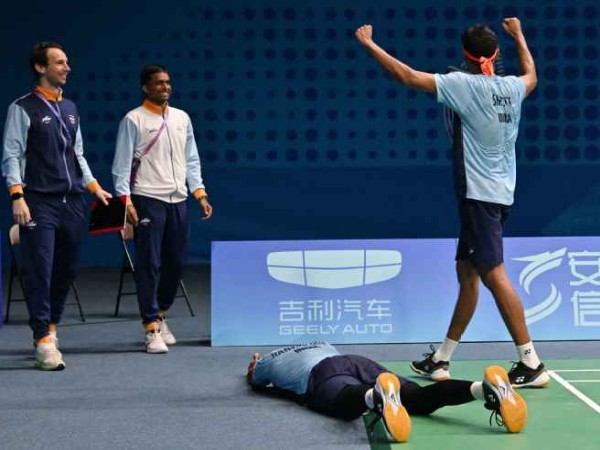 Perayaan Baru Satwiksairaj/Chirag di Asian Games, Sujud di Kaki Pelatih